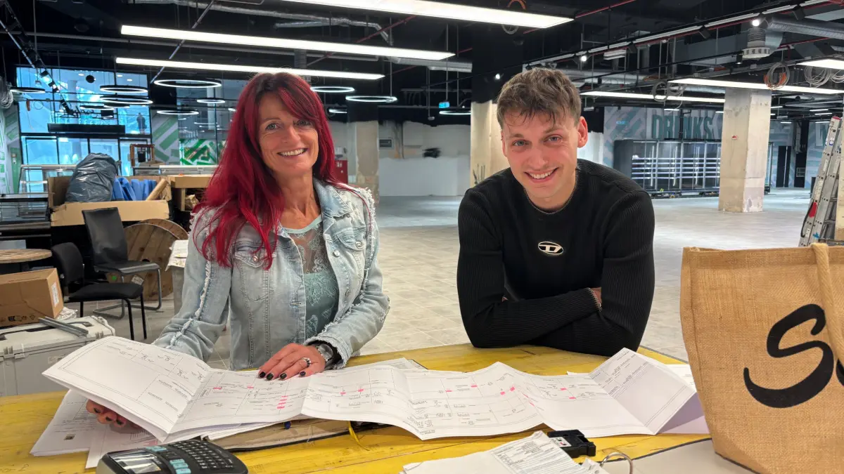 Der Endspurt ist eingeläutet auf der Baustelle neuer Edeka-Markt in der Spree Galerie Cottbus. Das Mutter-Sohn-Duo Kathrin Scholz und Niklas Vater liegt gut im Plan. Die Vorfreunde auf die Neueröffnung am 27. August 2026 und die Kunden ist noch größer als der Druck. Aber jetzt geht es ans Einrichten.