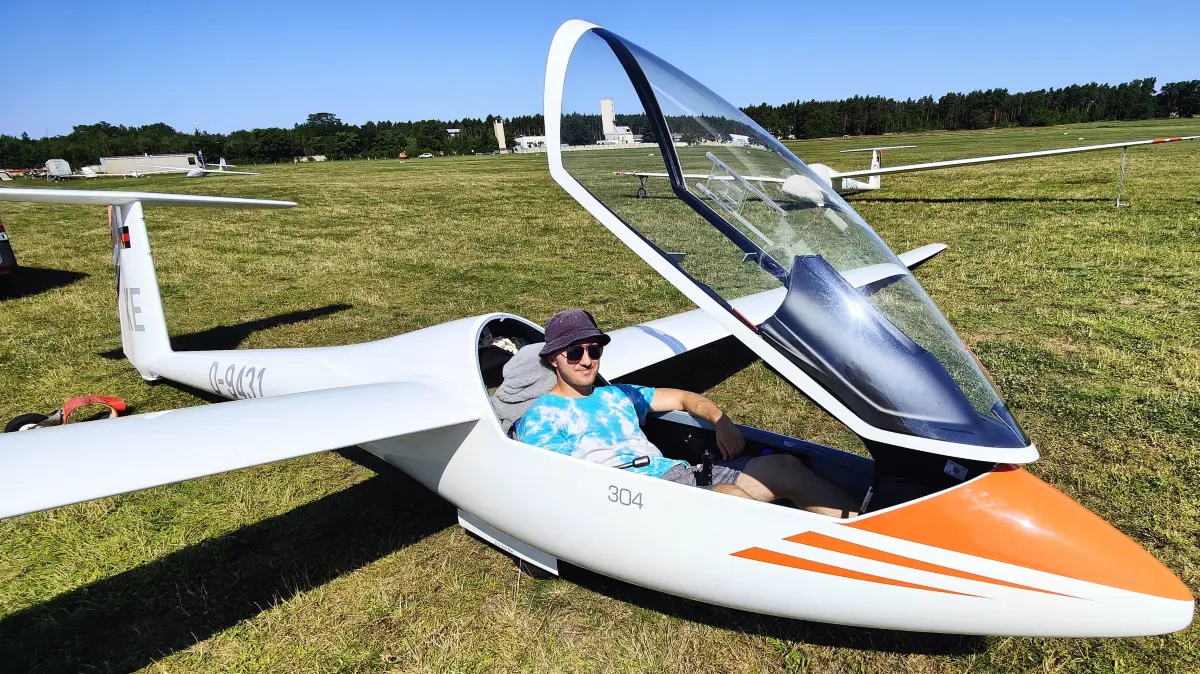 Ben Luco Grafe bereitet sich auf dem Flugplatz Nardt auf den Start in Richtung Erzgebirge vor.