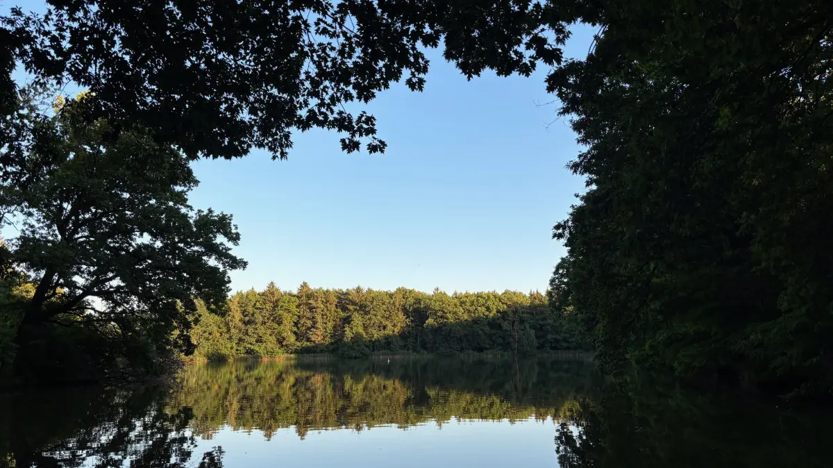 Abendliche Impression vom Bienen- beziehungsweise Kräheteich nördlich von Kroppen. Heute gibt es um das Dorf acht Teiche, ursprünglich sollen es mal 21 gewesen sein.