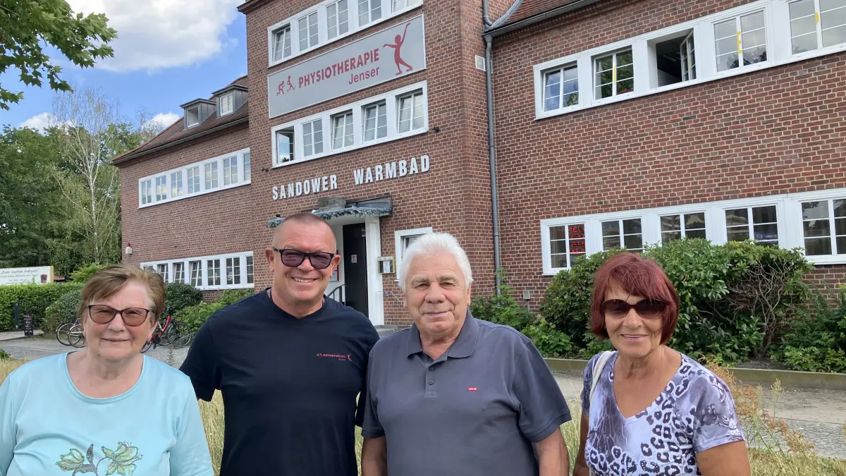 Vor dem Cottbuser Warmbad haben sich getroffen die ehemaligen Bewohner Sabine Memczak (li.) und ihre Schwester Jutta Nickel (re.) mit dem heutigen Eigentümer Jens Pieloth (2.v.l.) und dem Vorbesitzer Horst Fahner.