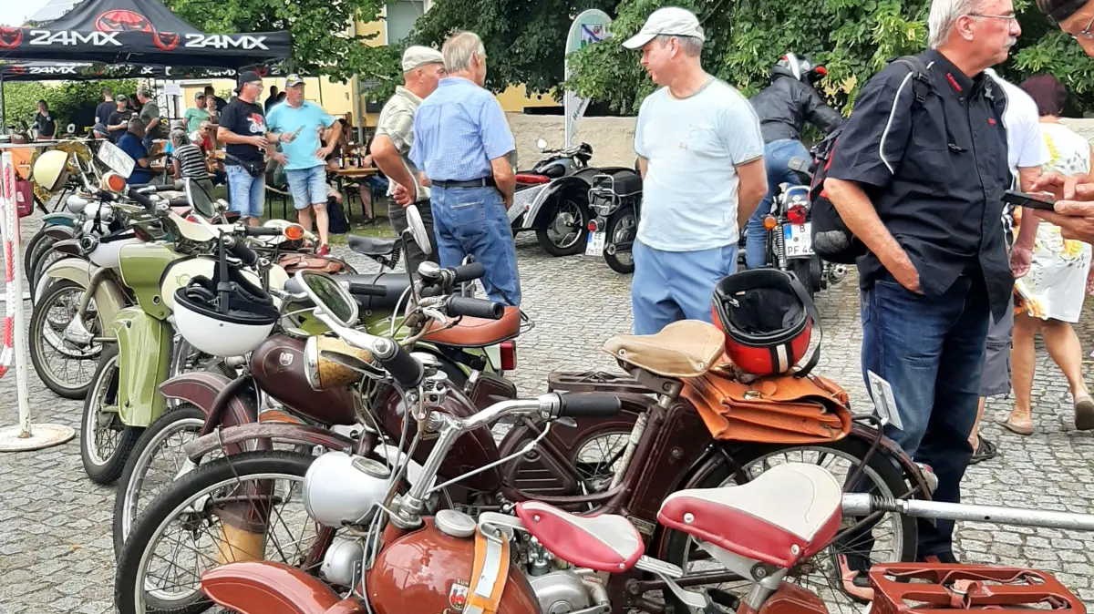Manch einer der Besucher in Gröden hatte auf diesen betagten Zweirädern einst das Fahren gelernt.