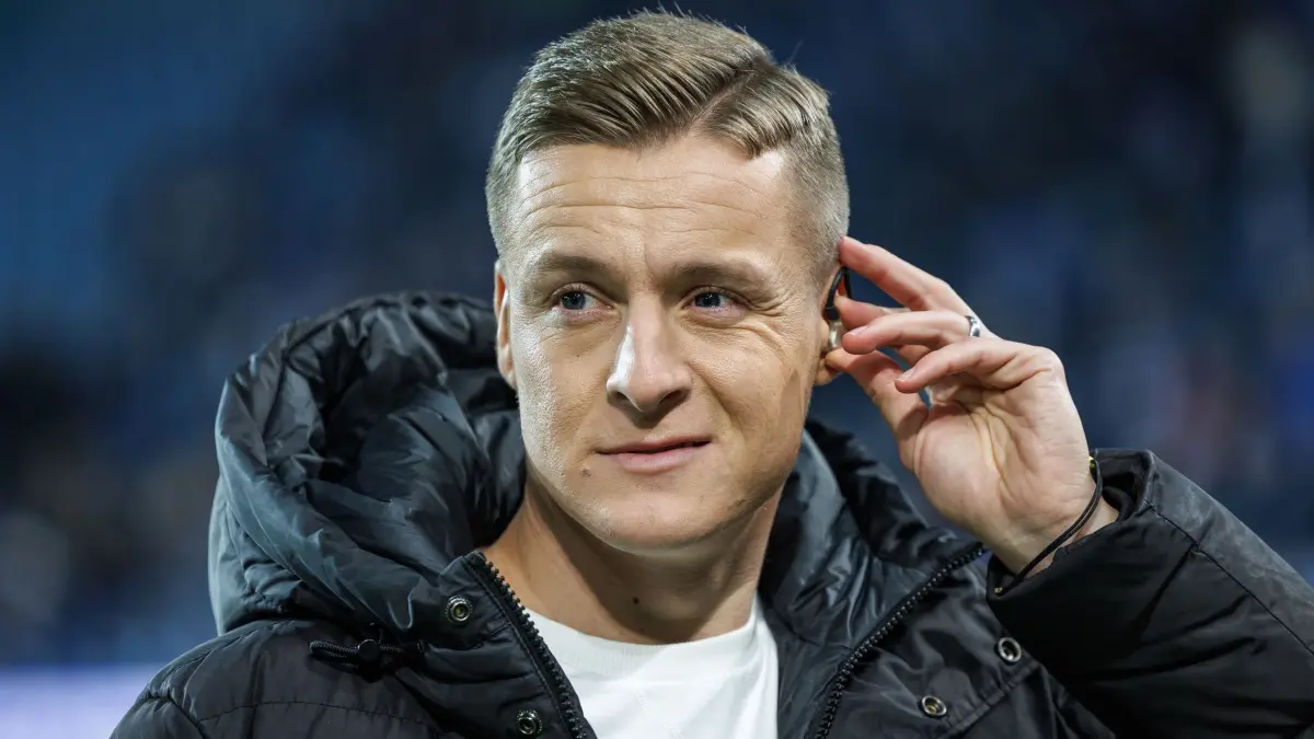 Felix Kroos: ARCHIV - 29.11.2025, Sachsen-Anhalt, Magdeburg: Fußball: 2. Bundesliga, 1. FC Magdeburg - 1. FC Nürnberg, 14. Spieltag, Avnet Arena. Kommentator Felix Kroos bereitet sich auf ein Interview vor. (zu dpa: «TV-Experte Kroos: Hertha hat es schwer – Cottbus bleibt drin») Foto: Andreas Gora/dpa +++ dpa-Bildfunk +++