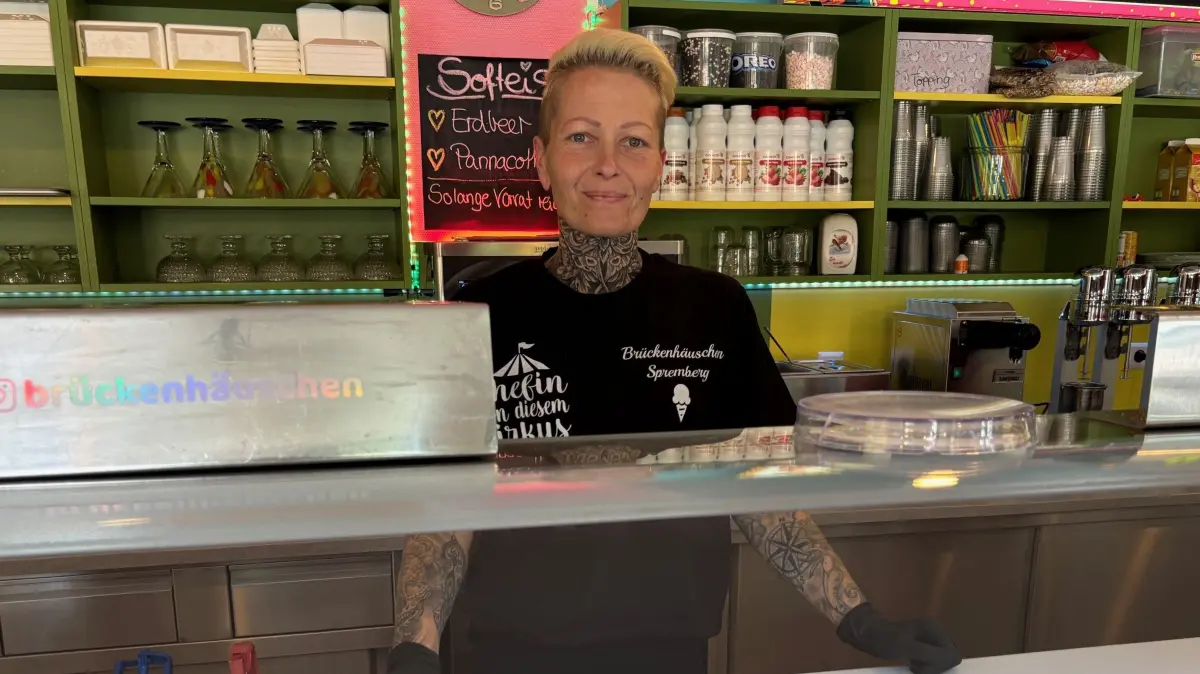Das Brückenhäuschen in der Lange Straße von Spremberg ist eine beliebte Adresse für Eis. So bereitet sich das Team von Claudia Gniel auf das Heimatfest vor.