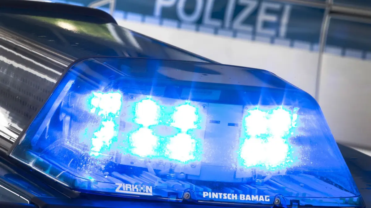 Polizeieinsatz: ARCHIV - 27.07.2015, NA, ---: Ein Blaulicht leuchtet auf dem Dach eines Polizeiwagens. (zu dpa: «Mit 3,88 Promille am Steuer - Autofahrer gestoppt») Foto: Friso Gentsch/dpa +++ dpa-Bildfunk +++