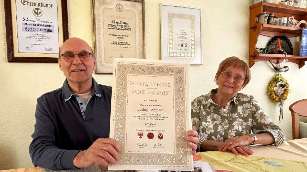 Lothar Lehmann aus Elsterwerda-Biehla, hier mit Gattin Marlies, gehört zu jenen im Bezirk der Handwerkskammer Cottbus, die mit einem diamantenen Meisterbrief ausgezeichnet worden sind.