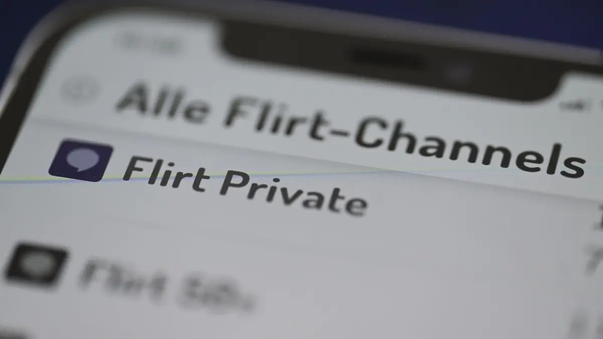 Cybergrooming: ARCHIV - 12.06.2023, Baden-Württemberg, Stuttgart: "Flirt Private" heißt ein Thema in der Chatcommunity Knuddels auf einem Smartphone. Für den besseren Schutz von Kindern und Jugendlichen vor «Cybergrooming» hat das Bundeskriminalamt (BKA) mit dem Betreiber der deutschen Chatcommunity «Knuddels» eine Zusammenarbeit vereinbart. Unter "Cyber-Grooming" versteht man die Manipulation von Minderjährigen und jungen Erwachsenen über das Internet. (zu dpa: «Gefahren beim Online-Spiel - Wie sich Jugendliche schützen») Foto: Bernd Weißbrod/dpa +++ dpa-Bildfunk +++