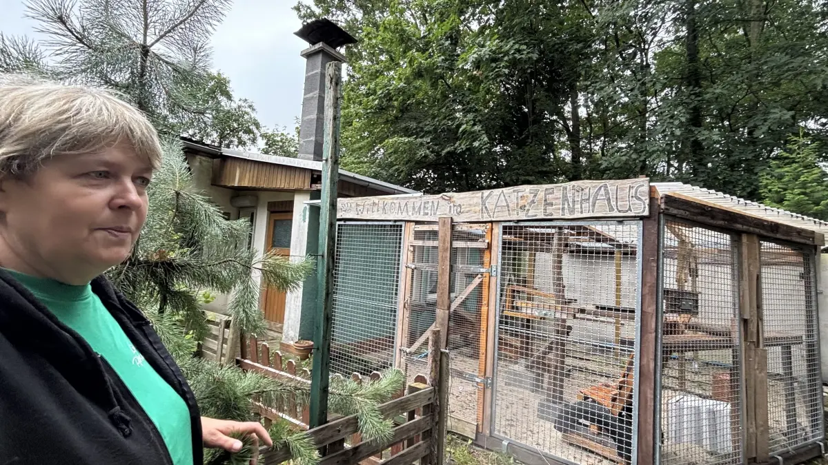 Liane Schneider am Freigehege vor dem Katzenhaus – hier fühlen sich auch Stubentiger im Urlaub wohl.