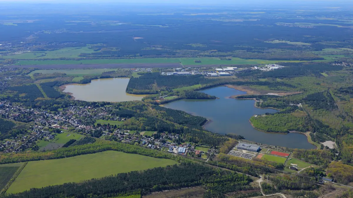 Blick auf das Schwarzheider Seenland im Westen der Chemiestadt. Vorn ist der Südsee, das ehemalige Restloch 29, zu sehen. Links präsentiert sich der Ferdinandsee beziehungsweise das Restloch 28.