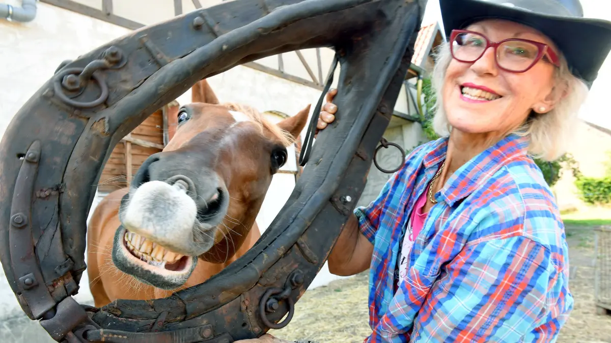 Die Sprache der Pferde erlernen: Das Pferde- GUT- Saxdorf feiert am 15. August bei einem Sommerfest das fünfte Jubiläum – Gezeigt werden naturgemäße Lebensbedingungen für Pferde, Artgerechte Versorgung und Fütterung sowie angemessene Beschäftigung: Die Sprache der Pferde erlernen: Das Pferde- GUT- Saxdorf feiert am 15. August bei einem Sommerfest das fünfte Jubiläum – Gezeigt werden naturgemäße Lebensbedingungen für Pferde, Artgerechte Versorgung und Fütterung sowie angemessene Beschäftigung
- Mit Zeitkapsel Blick in die Vergangenheit. Wie Menschen sind Pferde neugierig und sie verfügen über einen natürlichen Spieltrieb. Auf dem Foto ist Dr. Monika Koch- Engel mit einem uralten Pferdegeschirr zu sehen, das früher Pferden um den Hals gelegt wurde, wenn sie Wagen oder Pflüge ziehen sollten