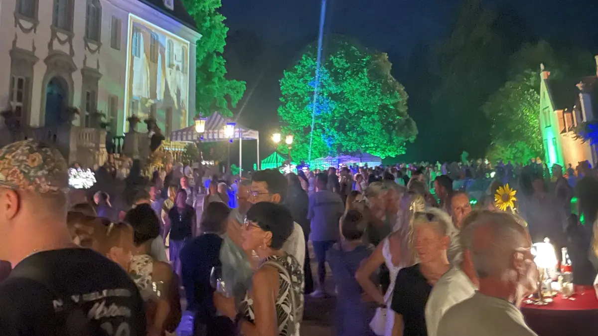 Blechen-Party 2026. Dabei wurden Teile des Branitzer Parks in mystisches Licht getaucht.