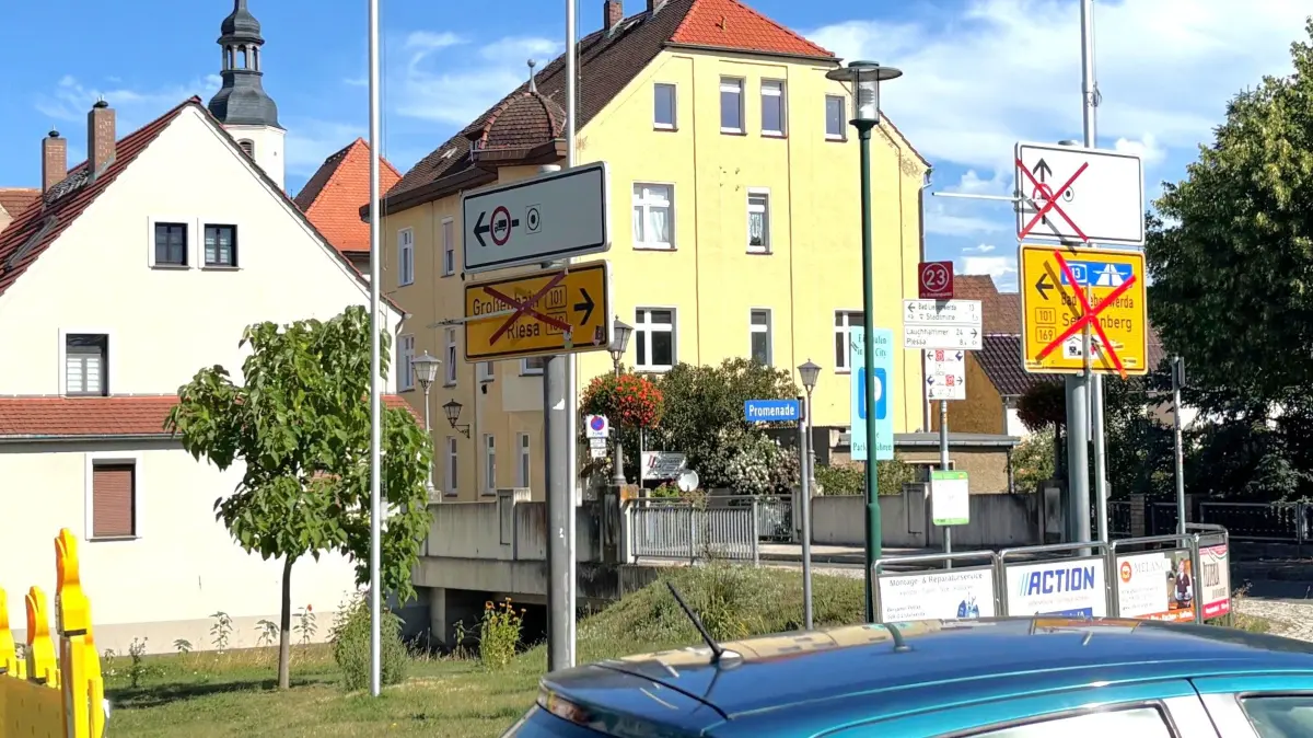 Wie kommt man in Elsterwerda vom Norden in den Süden? Der Blick auf die Hinweisschilder verrät: gar nicht. Vor allem unter Auswärtigen ist die Verwirrung groß. Aber auch Einheimische haben ihre Probleme, um zu ihrem Ziel zu kommen.