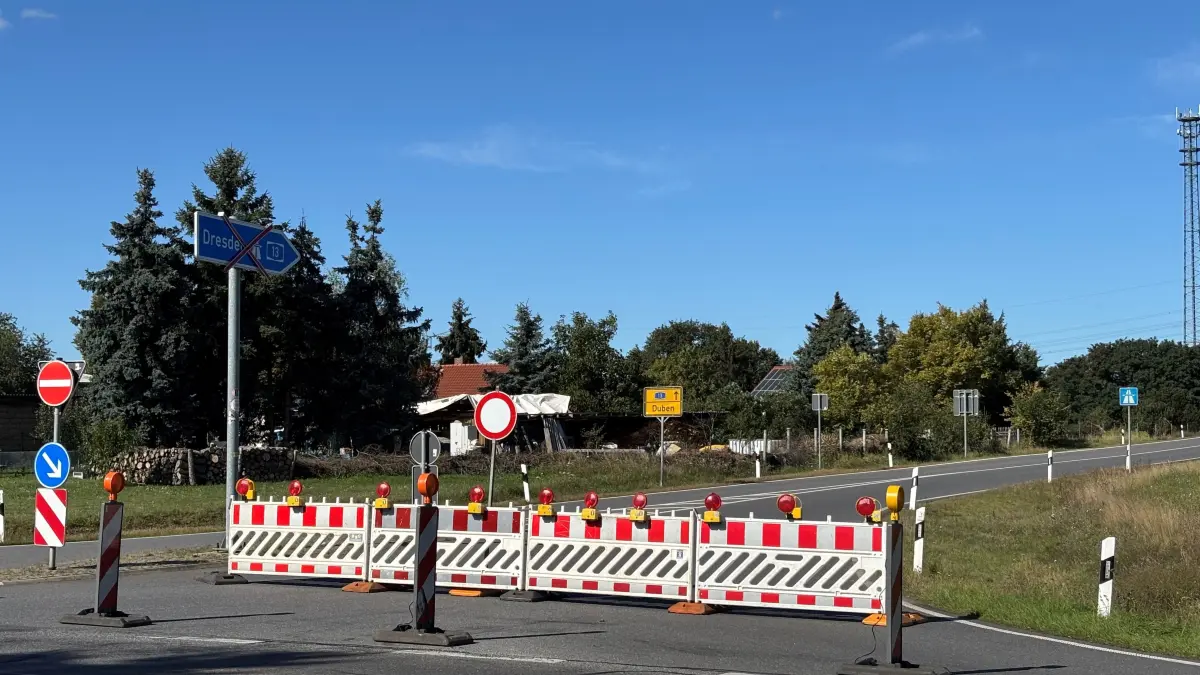 Die Anschlussstelle Duben auf der A13 in Richtung Dresden soll an jeweils drei Tagen in der ersten Augustwoche 2026 aufgrund einer Baustelleneinrichtung über Nacht gesperrt werden. Nach Mitteilung der Autobahn GmbH des Bundes ist von der Sperrung außerdem die Zufahrt zur Raststätte Rüblingsheide betroffen.