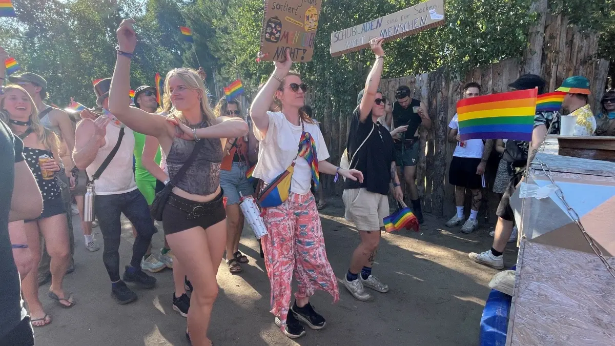 Den Umzug auf dem Feel Festival 2026 begleiteten begeisterte Festivalbesucher.