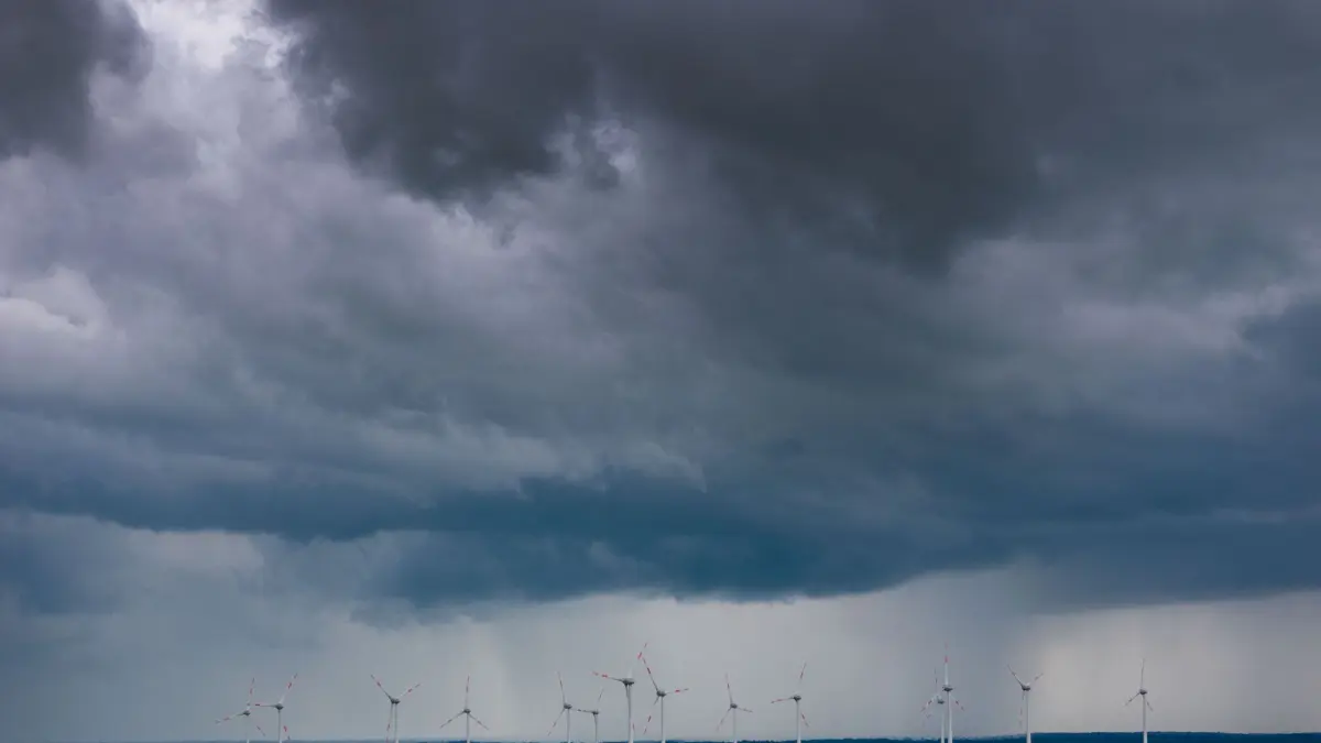 Gewitter über MV: ARCHIV - 04.06.2026, Mecklenburg-Vorpommern, Neuendorf: Dunkle Gewitterwolken ziehen über einen Windpark (Luftaufnahme mit Drohne). (zu dpa: «Gewitter und Sturmböen sorgten in MV für zahlreiche Einsätze») Foto: Jens Büttner/dpa +++ dpa-Bildfunk +++