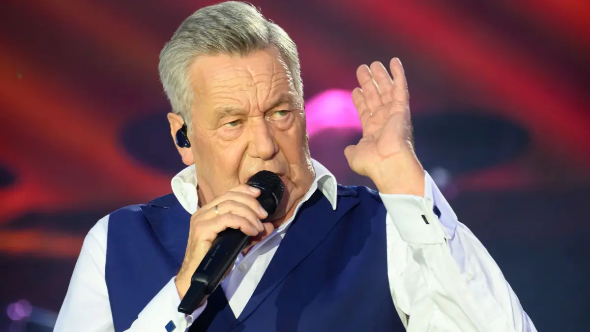 „Kaisermania 2026“ in Dresden: 31.07.2026, Sachsen, Dresden: Schlagersänger Roland Kaiser steht beim Auftaktkonzert der "Kaisermania 2026" bei den Filmnächten am Elbufer auf der Bühne. Am 1. und 7. August sowie am 8. August 2026 tritt Kaiser in Dresden wie jedes Jahr zur Show "Kaisermania" vor jeweils 12.000 Zuschauern auf. Foto: Robert Michael/dpa +++ dpa-Bildfunk +++