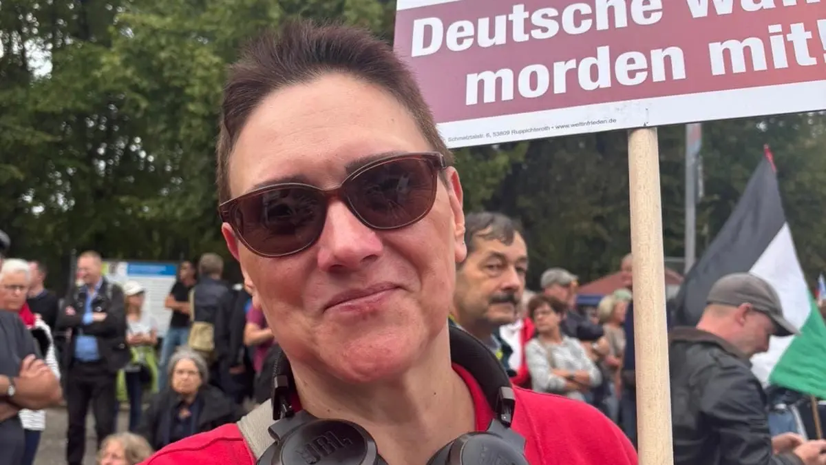 Manja Keller Felsch aus Finsterwlde bei einer Friedensdemo 2025 in Berlin. Inzwischen hat sie ihren Kreisvorsitz beim BSW abgelegt. Sie nennt die Gründe dafür.