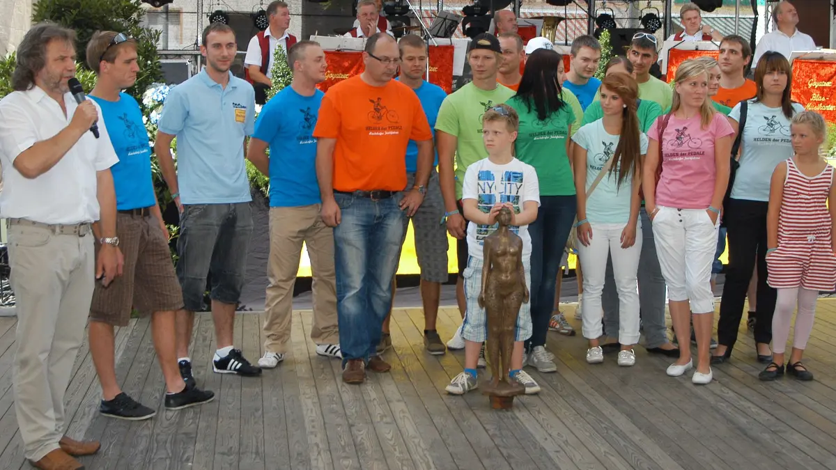 Im August 2012 brachte eine Delegation aus Bischdorf die Mädchenfigur aus Bronze wieder zurück nach Calau. Beim Stadtfest bedankte sich der damalige Bürgermeister Werner Suchner mit einem Finderlohn-Scheck über 500 Euro.