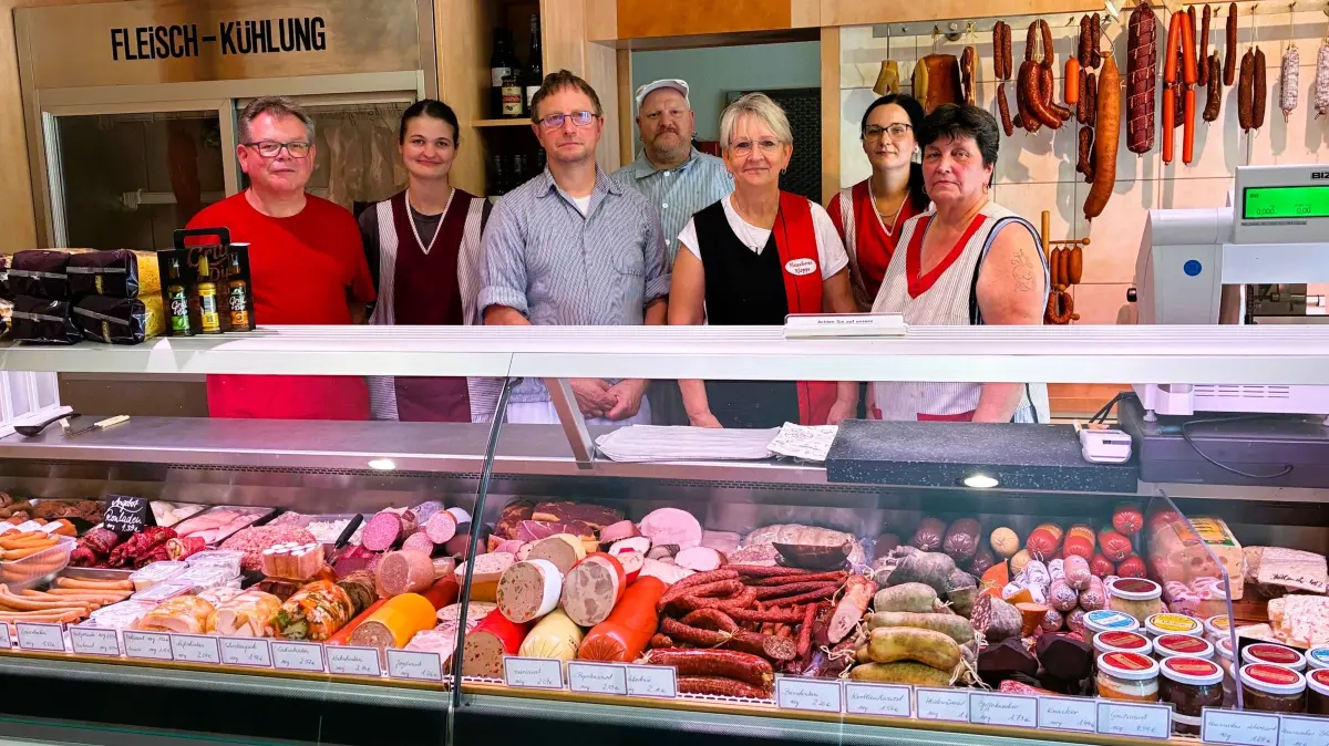 Das Team der Fleischerei Kloppe: Markus Boinski, Milena Georghiu, Detlef Kloppe, Marcel Tanneberger, Sylke Kloppe, Jasmin Strenge, Bettina Truxa (v.l.). Auf dem Foto fehlen Fred Drasdo, Birgit Schütz und Cindy Bahre.
