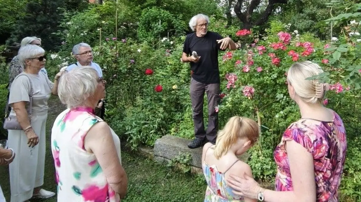 Saxdorfs Gärtner Franz Heitzendorfer in seinem Element. Auch beim Parkseminar wird er Fragen beantworten und bei praktischer Gartenarbeit viele Tipps vermitteln.