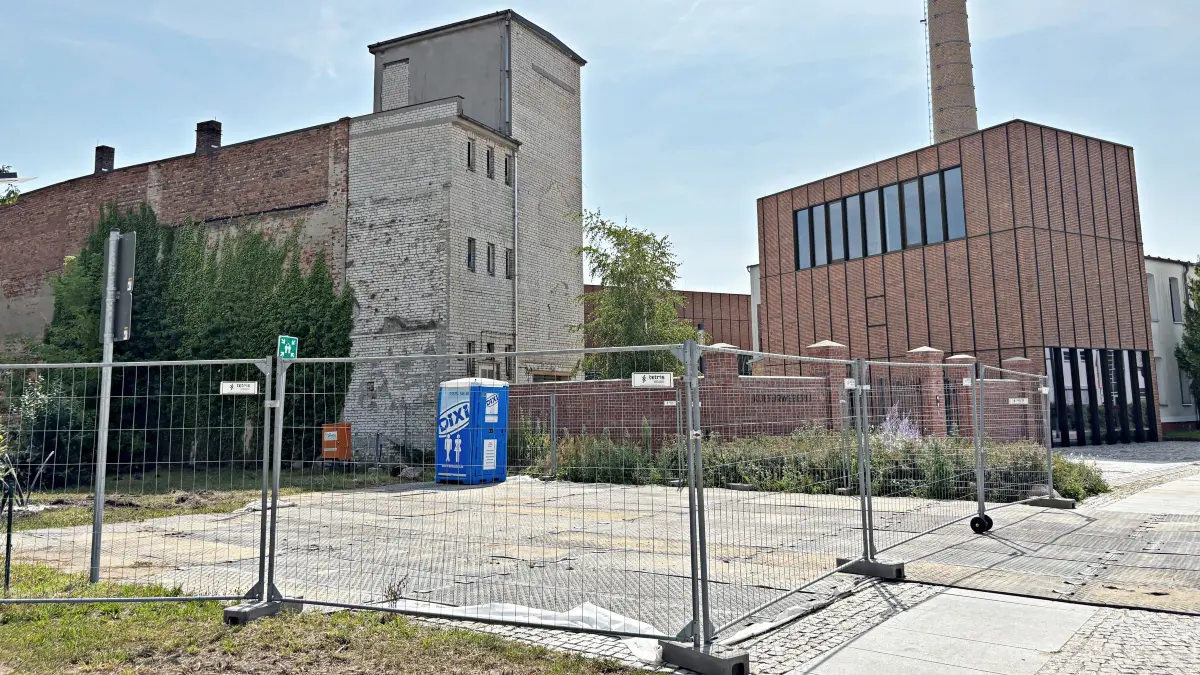 Für das Industriedenkmal Alte Weberei (l.) in Finsterwalde hat die Sanierung begonnen. In unmittelbarer Nachbarschaft zur Kulturweberei (r.) entsteht ein moderner Kreativcampus.