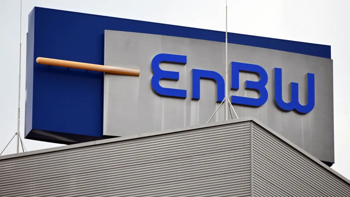 Energiekonzern EnBW: ARCHIV - 23.03.2021, Baden-Württemberg, Karlsruhe: Ein Logo des Energiekonzern Energie Baden-Württemberg (EnBW), aufgenommen an der Firmenzentrale. (zu dpa: «Rheinenergie übernimmt EnBW-Energiedienstleistungsgeschäft») Foto: Uli Deck/dpa +++ dpa-Bildfunk +++