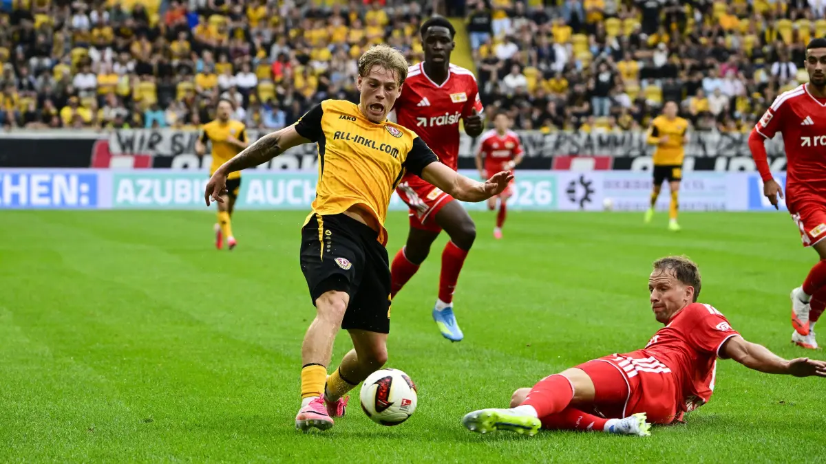 Foto zeigt: Jonas Oehmichen (Dynamo) Marvin Friedrich (Union)
Datum: 010826
Dynamo Dresden Testspiel gegen Union Berlin im Harbig Stadion 2:1