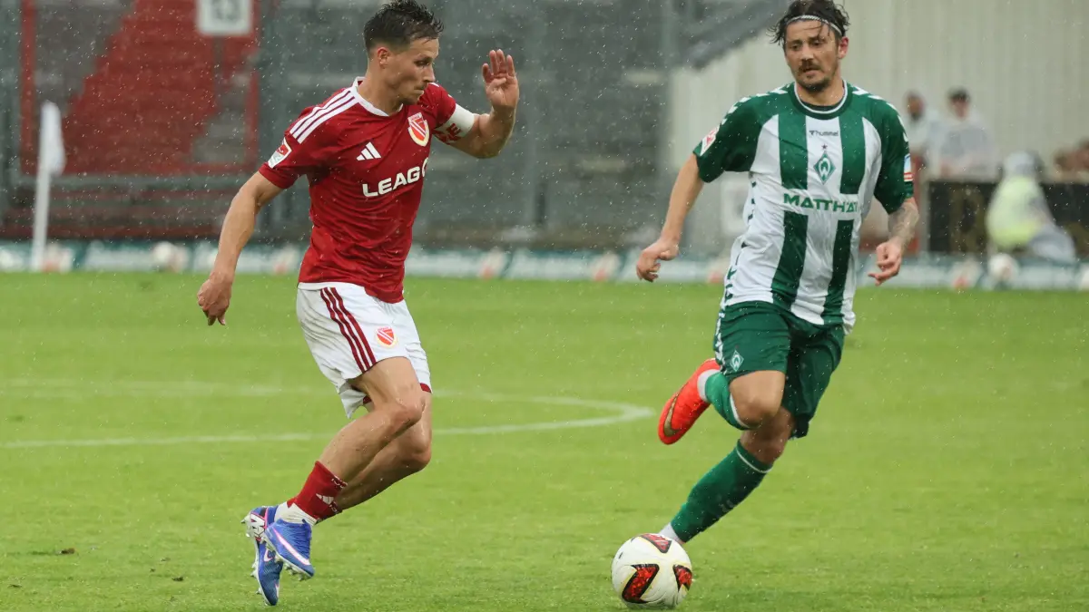Fussball Testspiel 2026/2027 FC Energie Cottbus - SV Werder Bremen: 20 Axel Borgmann (Energie Cottbus, l.), 21 Kownacki Dawid (Werder)