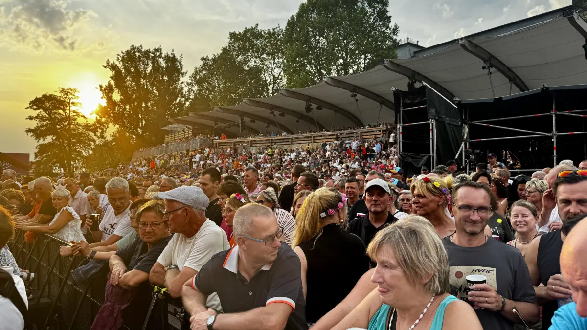 Bis auf den letzten Platz belegt: Viele Fans blicken dem ersten Konzert mit großer Freude entgegen.