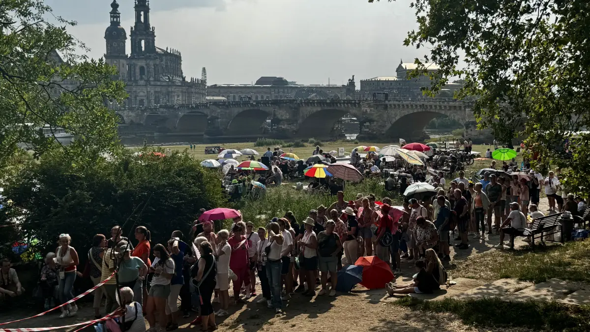 Schon am frühen Nachmittag warten etliche Fans auf den Einlass.