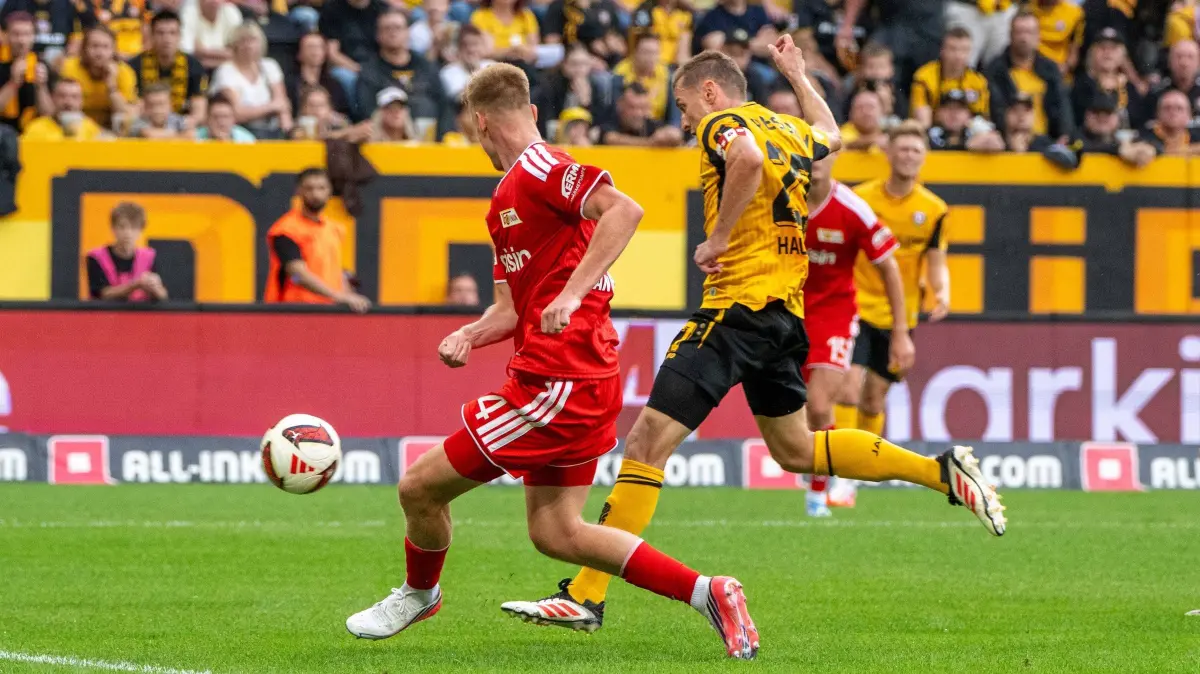Testspiel Dynamo Dresden - 1. FC Union 2026/27: Fußball, Herren, Saison 2026/2027, Testspiel, Dynamo Dresden - 1. FC Union Berlin, v. l. Zeno van den Bosch (1. FC Union Berlin), Niklas Hauptmann (Dynamo Dresden) erzielt das Tor zum 1:1, Andras Schäfer (1. FC Union), 01.08. 2026, Foto: Matthias Koch