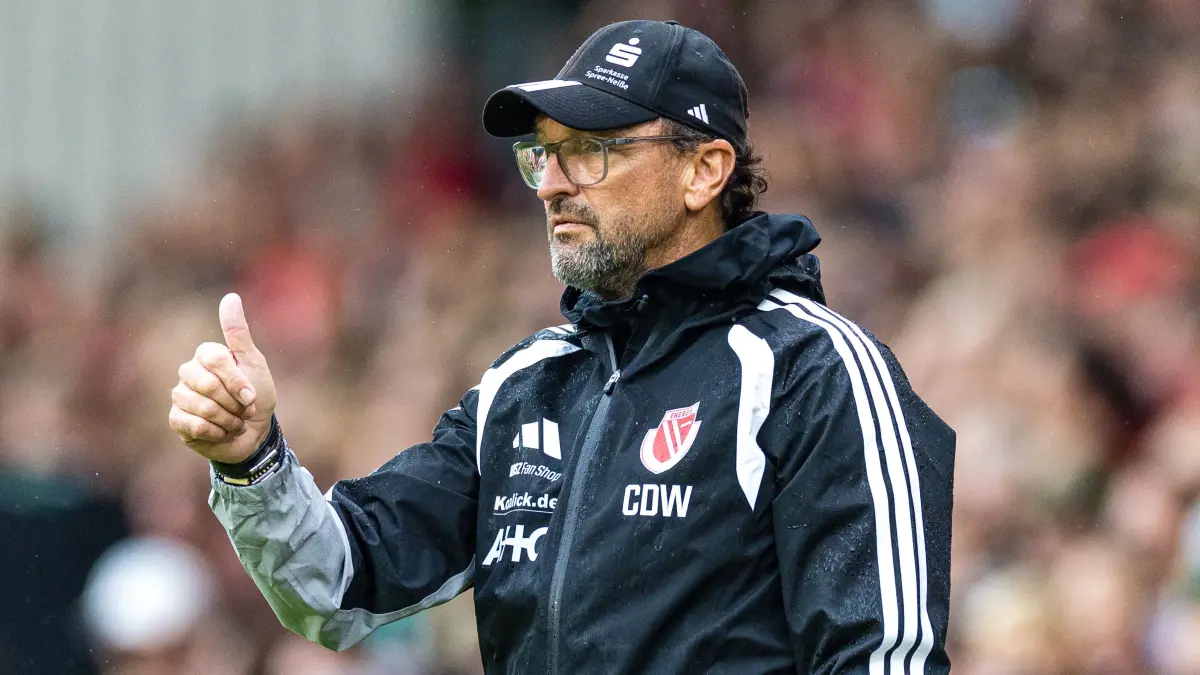 FC Energie Cottbus - Werder Bremen: Fußball, Männer: Energie Cottbus - Werder Bremen, Testspiel, LEAG Energie Stadion: Trainer Claus-Dieter Wollitz (FC Energie Cottbus) steht am Spielfeldrand.