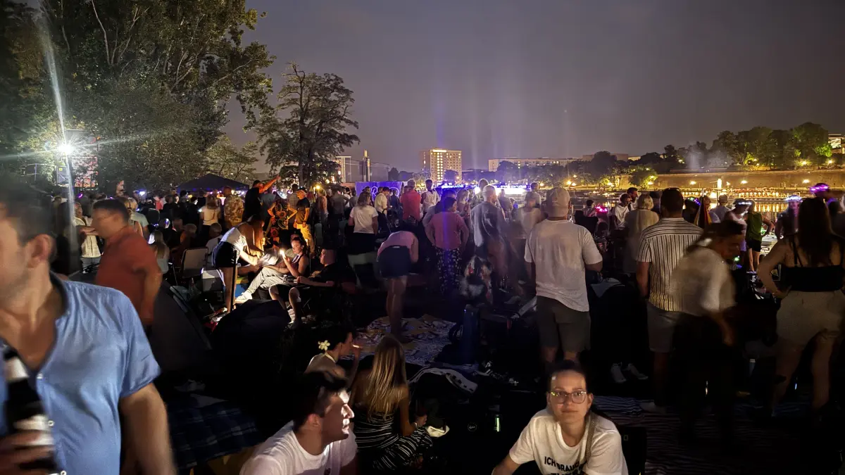Fans genießen den ersten Konzerttag bis nach 22:30 Uhr.