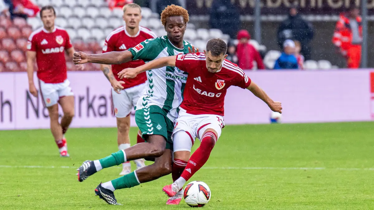 Testspiel Energie Cottbus - Werder Bremen 2026/2027: Fußball, Herren, Testspiel, Saison 2026/2027, FC Energie Cottbus - SV Werder Bremen, v.l. Skelly Alvero (Werder Bremen), Julian Guttau (Energie Cottbus), 01.08. 2026, Foto: Sebastian Räppold / Matthias Koch