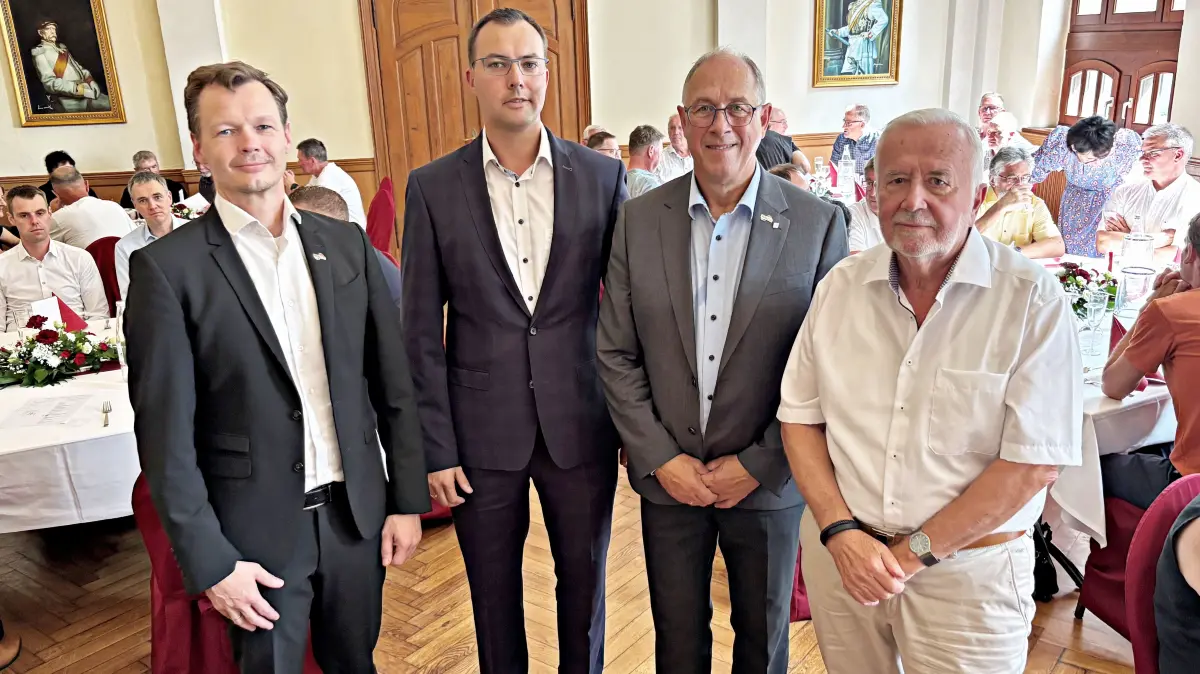 Führungswechsel bei der Wohnungsgenossenschaft Finsterwalde. Ullrich Witt (3.v.l.) geht. Stephan Müller (2.v.l.) ist sein Nachfolger, hier mit Manfred Schäfer (r., Aufsichtsratsvorsitzender ) und Stephan Loos, technischer Vorstand.