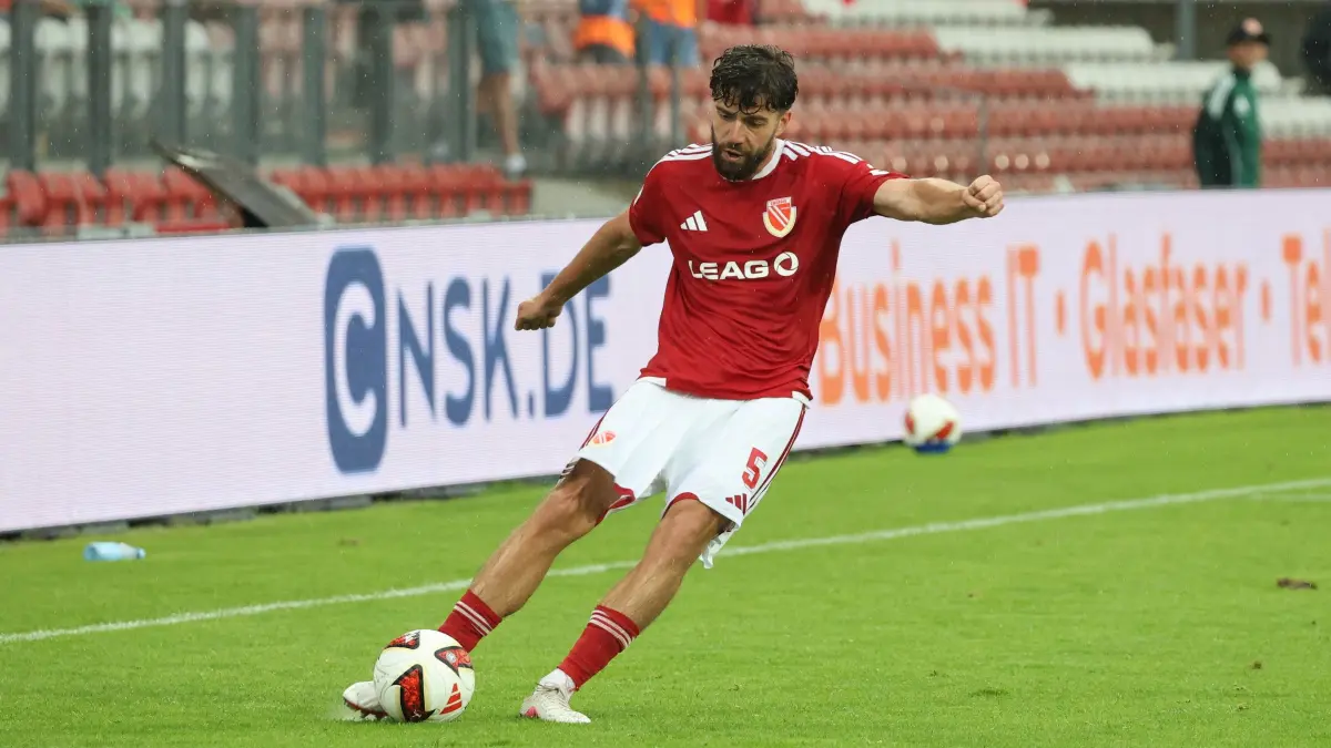 Fussball Testspiel 2026/2027 FC Energie Cottbus - SV Werder Bremen: 5 Dominik Pelivan (Energie Cottbus, l.) beim Freistoß