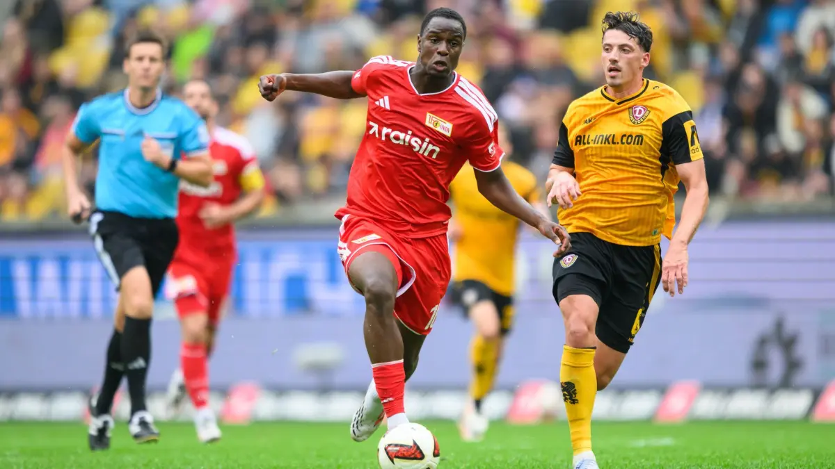SG Dynamo Dresden - 1. FC Union Berlin: 01.08.2026, Sachsen, Dresden: Fußball, Testspiel, SG Dynamo Dresden - 1. FC Union Berlin, Rudolf-Harbig-Stadion, Nicolai Rapp (Dynamo Dresden, r) und Ilyas Ansah (1. FC Union Berlin) kämpfen um den Ball. Foto: Robert Michael/dpa +++ dpa-Bildfunk +++