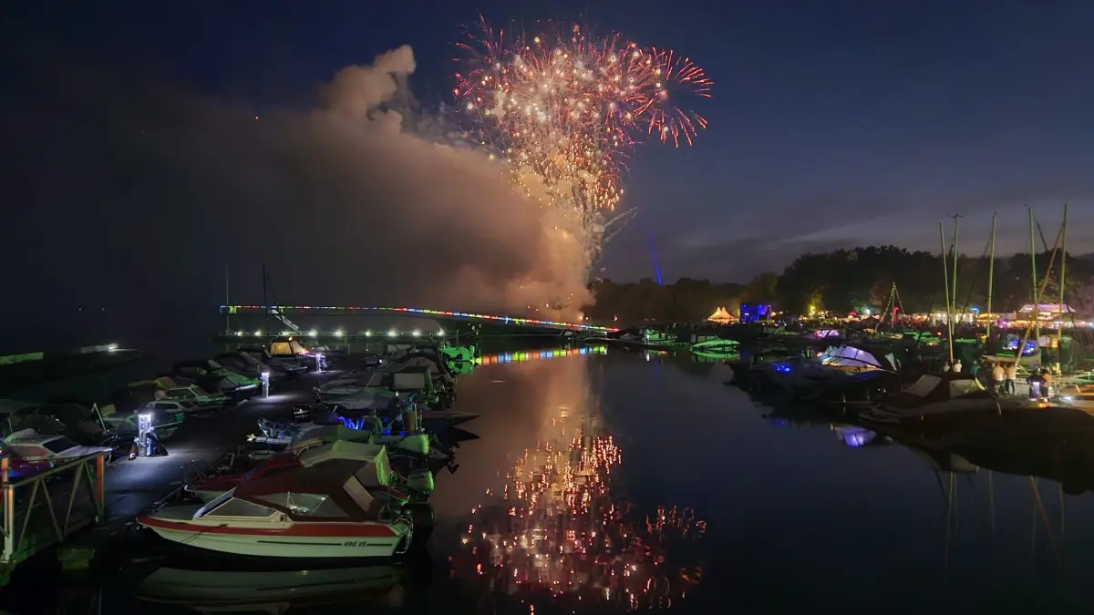 Den Höhepunkt des Hafenfests bildete am späten Abend das Höhenfeuerwerk über dem Senftenberger See. Tausende Besucher verfolgten das Lichtspektakel vom Hafen und der Seebrücke aus.