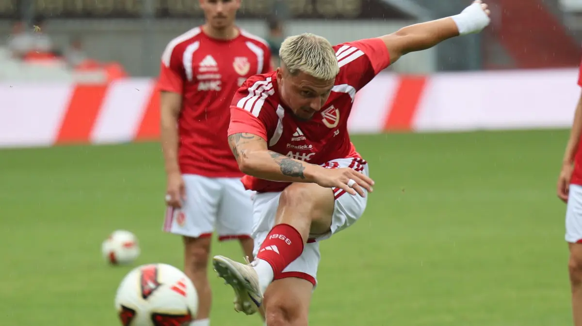 Fussball Testspiel 2026/2027 FC Energie Cottbus - SV Werder Bremen: Energie bei der Erwärmung - 18 Erik Engelhardt (Energie Cottbus)