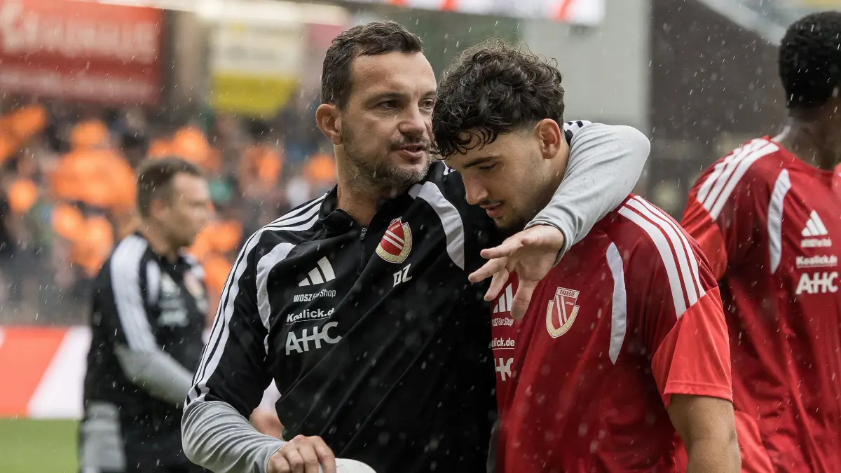 Testspiel - 2026/2027 - FC Energie Cottbus gegen SV Werder Bremen: Cottbus, Deutschland 01. August 2026:
Testspiel - 2026/2027 - FC Energie Cottbus gegen SV Werder Bremen
Im Bild: v.l. Co-Trainer Daniel Ziebig (Energie Cottbus) und Jannis Zaydan (Energie Cottbus)