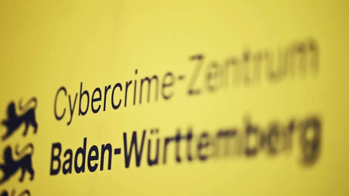 Cybercrime-Zentrum Baden-Württemberg: ARCHIV - 29.05.2024, Baden-Württemberg, Karlsruhe: Auf einem Roll-Up im Cybercrime-Zentrum Baden-Württemberg ist der Name der Einrichtung angebracht. (zu dpa: «Hinweise zu Cyberangriffen - Gesuchter auf EU-Fahndungsliste») Foto: Uli Deck/dpa +++ dpa-Bildfunk +++