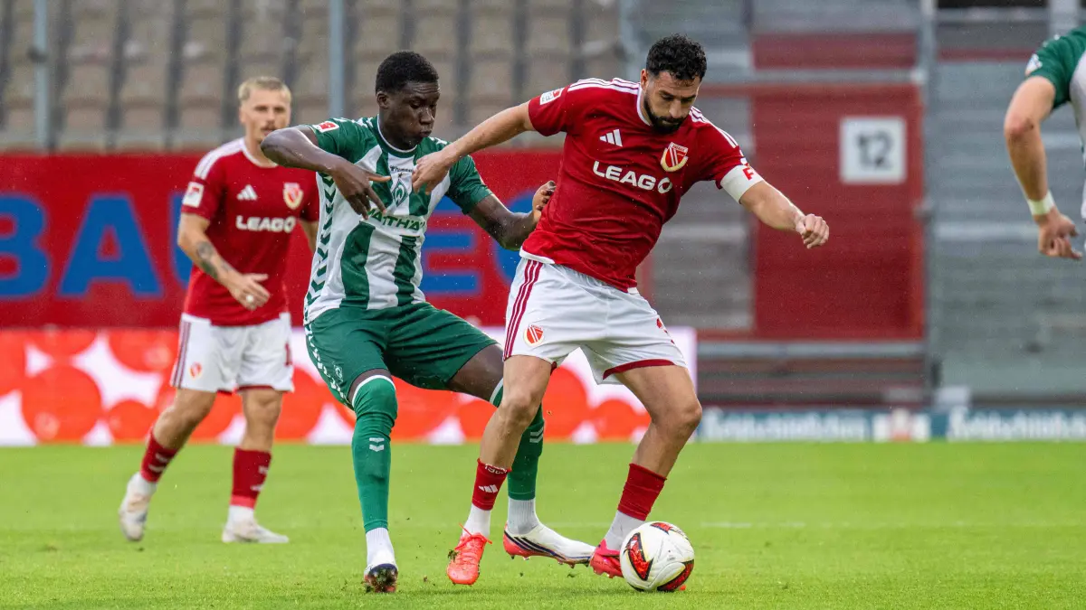 Testspiel Energie Cottbus - Werder Bremen 2026/2027: Fußball, Herren, Testspiel, Saison 2026/2027, FC Energie Cottbus - SV Werder Bremen, v.l. Karim Coulibaly Werder Bremen, Tolcay Cigerci Energie Cottbus, Marco Grüll Werder Bremen, 01.08. 2026, *** Soccer, Men s, Friendly Match, 20262027 Season, FC Energie Cottbus vs. SV Werder Bremen, from left: Karim Coulibaly Werder Bremen, Tolcay Cigerci Energie Cottbus, Marco Grüll Werder Bremen, August 1, 2026, Copyright: xSebastianxRäppold/MatthiasxKochx