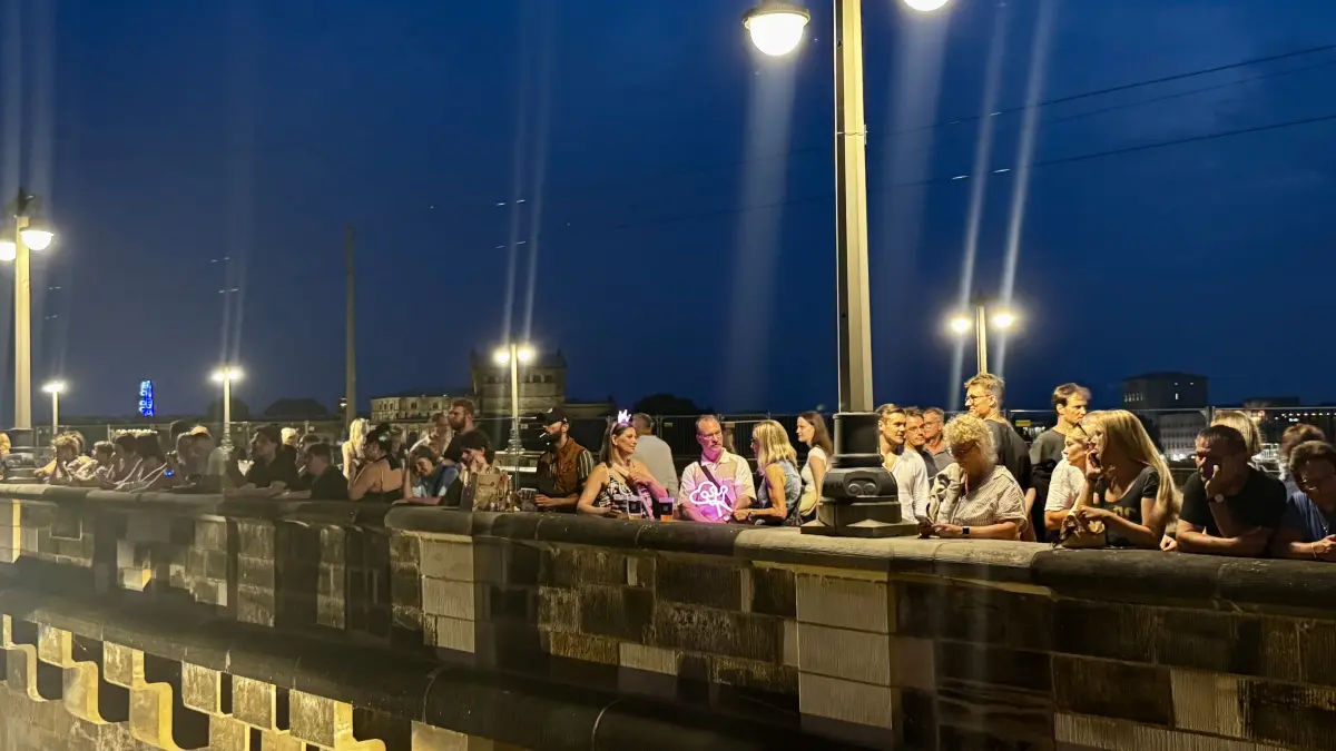 Fans bei Nacht auf der Augustusbrücke.