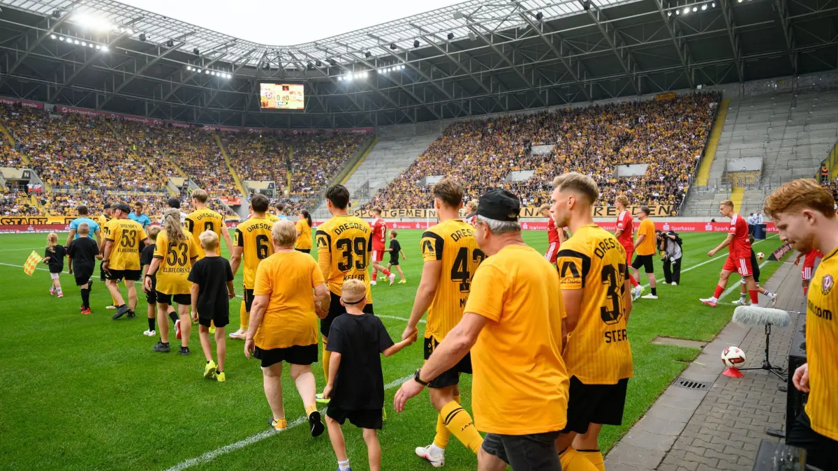 SG Dynamo Dresden - 1. FC Union Berlin: 01.08.2026, Sachsen, Dresden: Fußball, Testspiel, SG Dynamo Dresden - 1. FC Union Berlin, Rudolf-Harbig-Stadion, die Spieler der Mannschaften laufen ein. Foto: Robert Michael/dpa +++ dpa-Bildfunk +++