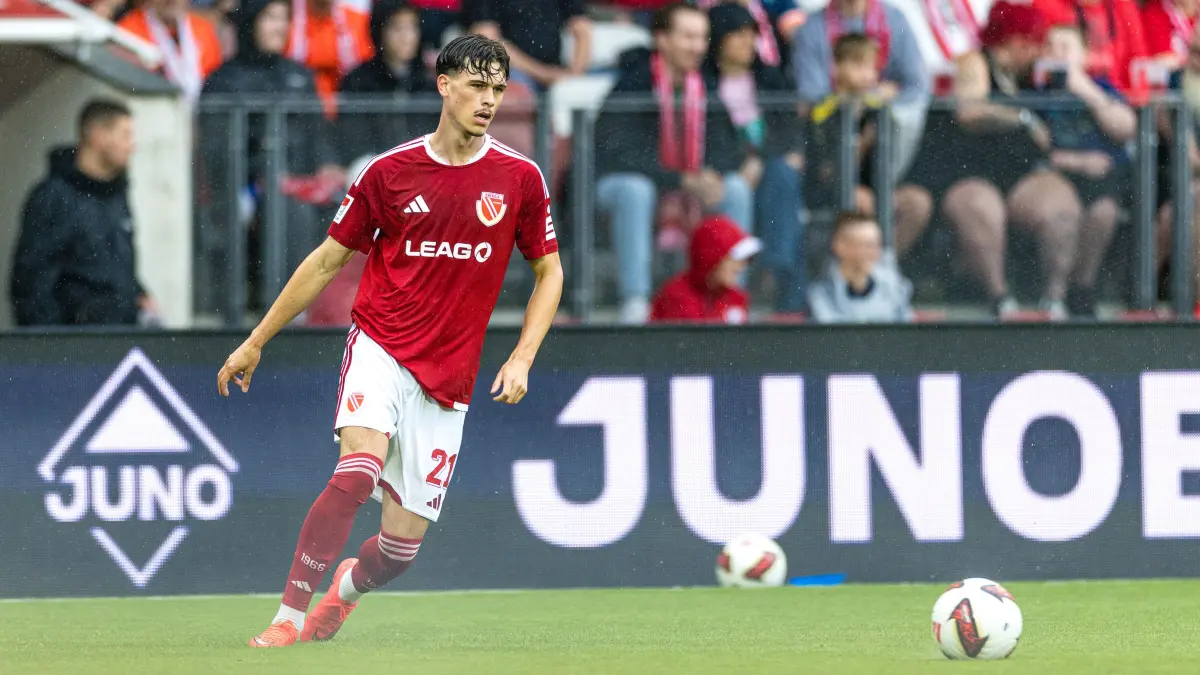FC Energie Cottbus - Werder Bremen: Fußball, Männer: Energie Cottbus - Werder Bremen, Testspiel, LEAG Energie Stadion: Luca Erlein (Energie Cottbus) schießt einen Ball.