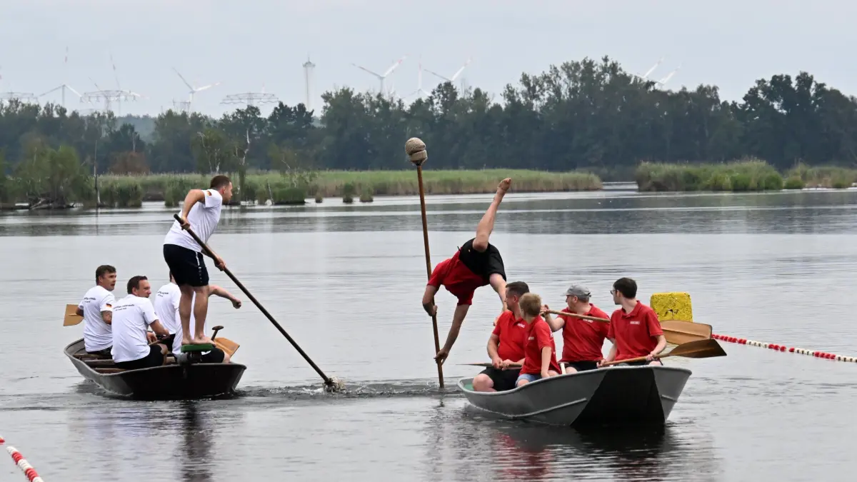 Peitz Fischerstechen 2026: Finale: Team der Feuerwehr Peitz (l.) mit Platz 1 gegen Team Ottendorfer Feuerteufel mit Platz 2
In Peitz wird am Wochenende das 70. Peitz Fischerfest gefeiert Ein der Höhepunkte war am Samstag das traditionelle Fischerstechen erstmals auf dem Hälterteich am Hüttenmuseum. Am Start waren acht Mannschaften. Dabei hatten die Fischerkähne aneinander vorbeizufahren und den jeweiligen „Stecher“ mit einer Hellebarde vom Bock des Fischerkahns zu stoßen. Teilnehmer und Besucher hatten wieder einen Riesenspaß an dem traditionellen Gaudi-Wettbewerb.