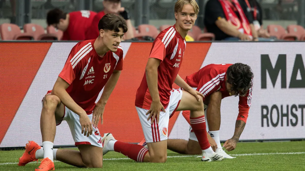 Testspiel - 2026/2027 - FC Energie Cottbus gegen SV Werder Bremen: Cottbus, Deutschland 01. August 2026:
Testspiel - 2026/2027 - FC Energie Cottbus gegen SV Werder Bremen
Im Bild: v.l. Luca Erlein (Energie Cottbus), Lukas Michelbrink (Energie Cottbus) und Lucas Copado (Energie Cottbus)