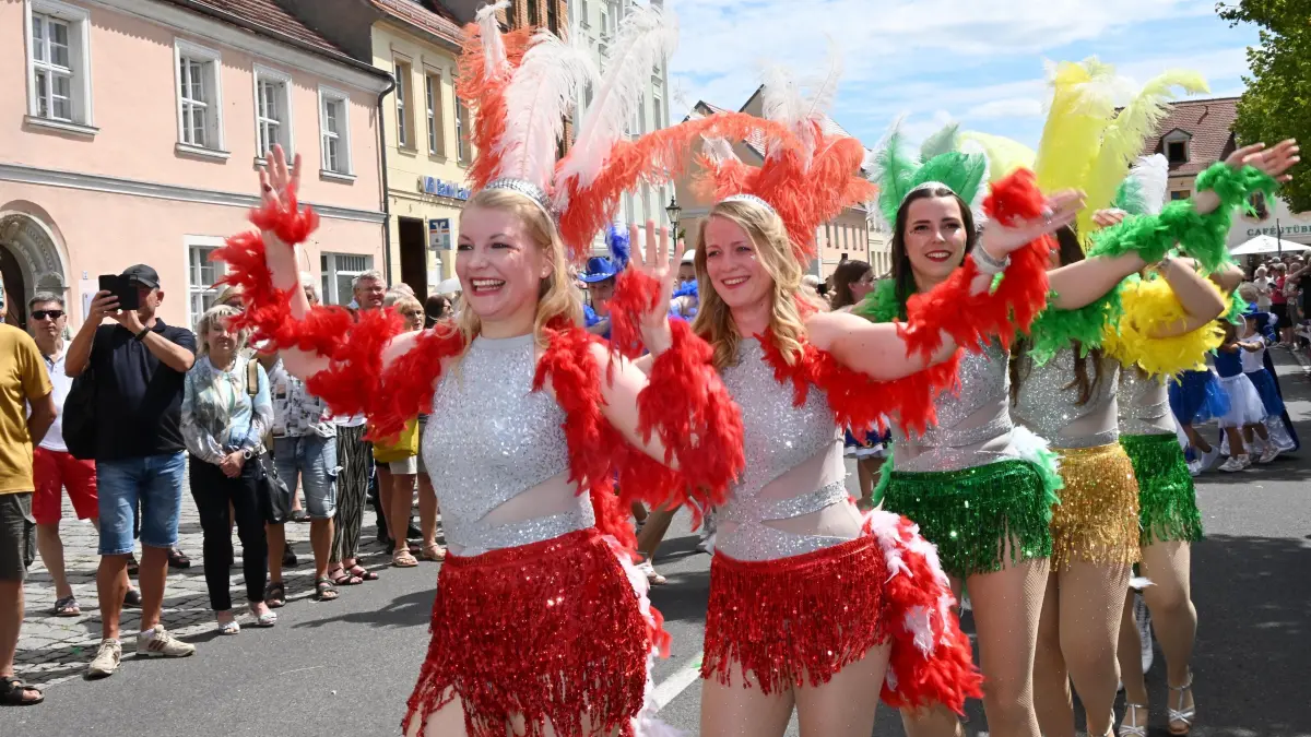 Peitz Fischerfest Umzug 2026: Kie Karnevalistinnen vom Carnevals-Club Diebsdorf (CCD) e.V. tanzen fröhlich im Festumzug.
In Peitz ist am Wochenende das 70. Peitzer Fischerfest gefeiert worden. Einer der Höhepunkte war am Sonntag der große Festumzug mit rund 800 Aktiven. In 43 Bildern gestalteten die Peitzer und ihre Gäste die 725 jährige Geschichte und auch die Gegenwart ihrer Fischer- und Festungsstadt und der Region Peitzer Land zwischen Spreewald und Schlaubetal.
