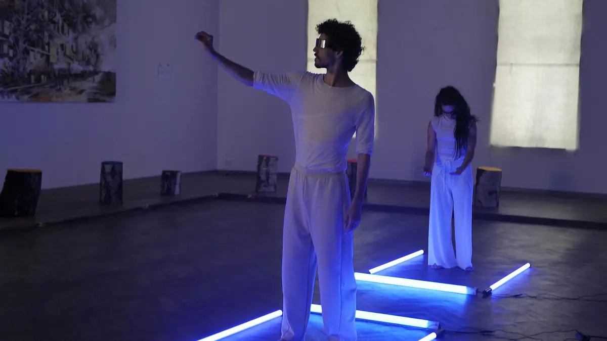 Die Performance "Transformation" der Tanzkompanie golde g. führte zur Eröffnung durch die Ausstellungsräume.