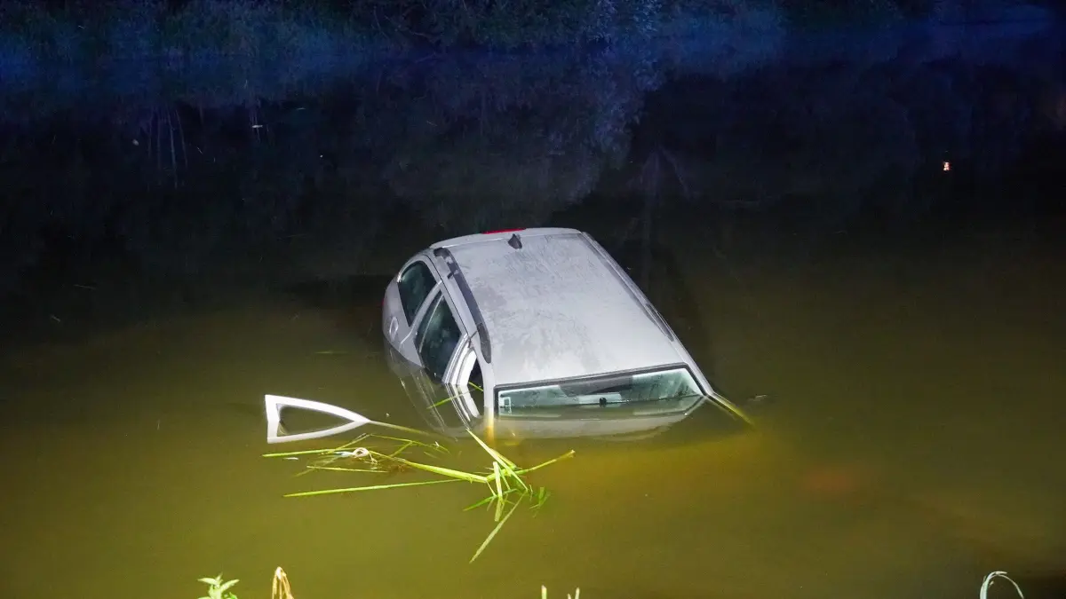 Unfall in Bad Muskau: Zwei Männer landen mit ihrem Auto im Fluss.