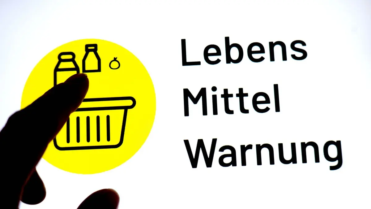 Lebensmittelwarnung: ILLUSTRATION - 17.03.2026, Bremen: Eine Person hält einen Finger vor einen Monitor, auf dem das Logo der App «Lebensmittelwarnung» zu sehen ist. (zu dpa: «Kölln ruft weitere Frühstücksflocken zurück - Fremdkörper») Foto: Sina Schuldt/dpa +++ dpa-Bildfunk +++